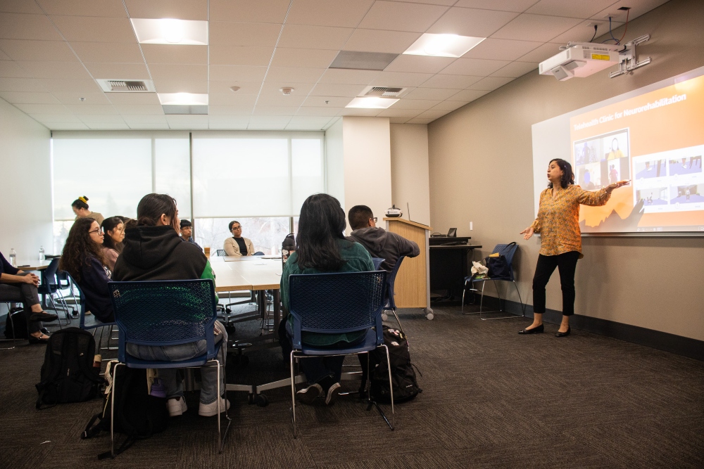 Professor presents on virtual reality to group of students 
