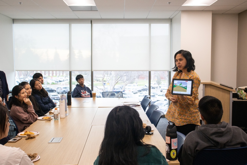 Professor presents on virtual reality to group of students 